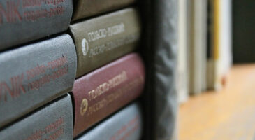 5 auteurs de thrillers et polars à lire absolument