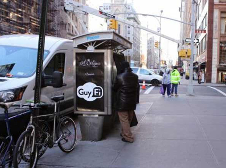 A New-York, les hommes peuvent légalement se palucher dans la rue