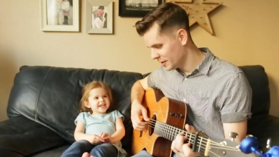 Adorable ! Un papa et sa fille de 4 ans chantent en duo une bien jolie chanson.