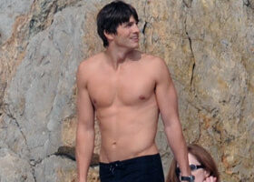 Ashton Kutcher et ses abdos qui tuent