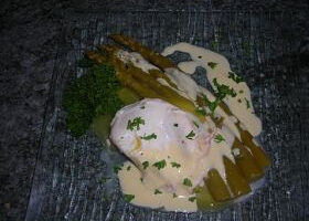 Asperges aux oeufs pochés