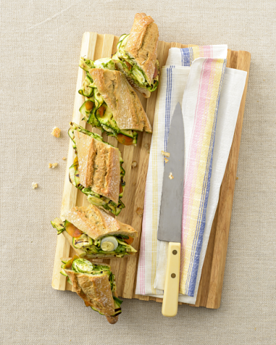 Baguette à la pourtargue, aux courgettes et pesto à la roquette
