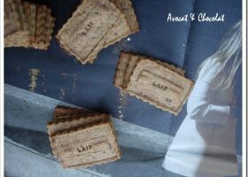 Biscuits à la farine complète et confiture de lait d&rsquo;amande et noisettes torréfiées.