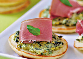 Blinis au pesto et jambon cru