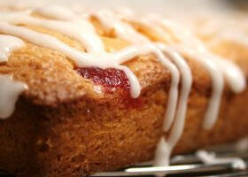Blondie au chocolat blanc et éclats de fraises séchées