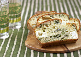 Cake à la feta et aux herbes fraîches