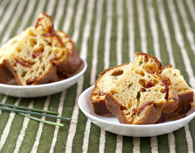 Cake au chorizo, fromage blanc, piment et ciboulette