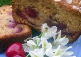 Cake aux fleurs d&rsquo;Acacia, miel et cerises