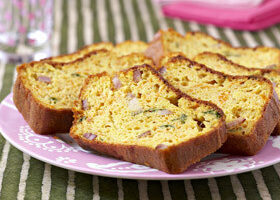 Cake aux lardons, carottes et estragon