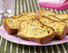 Cake aux lardons, carottes et estragon