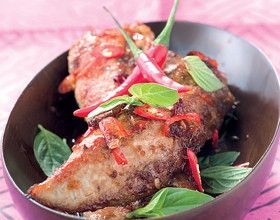 Canard sauté aux piments et au basilic