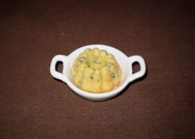 Cannelés au pesto de coriandre et à la tomate