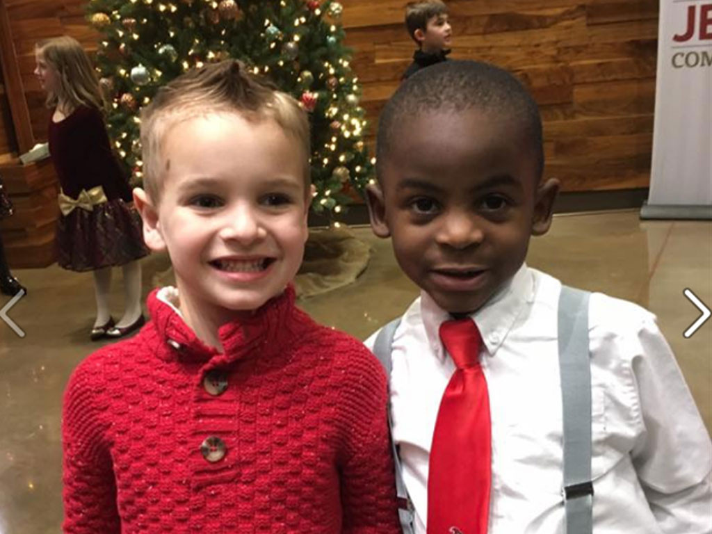 Ce petit garçon change de coupe pour ressembler à son ami