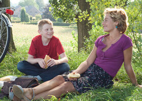 Cécile de France, à bicyclette sur la Croisette !