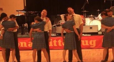 Ces danseurs semblent endormis jusqu&rsquo;à ce que la musique s’emballe et leurs pieds avec !