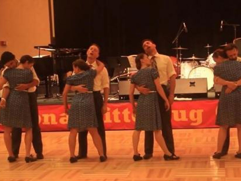 Ces danseurs semblent endormis jusqu&rsquo;à ce que la musique s’emballe et leurs pieds avec !