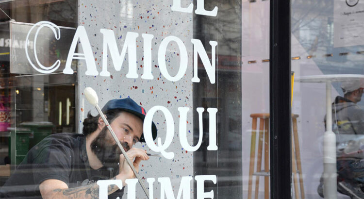 Cet artiste est peintre en lettres !