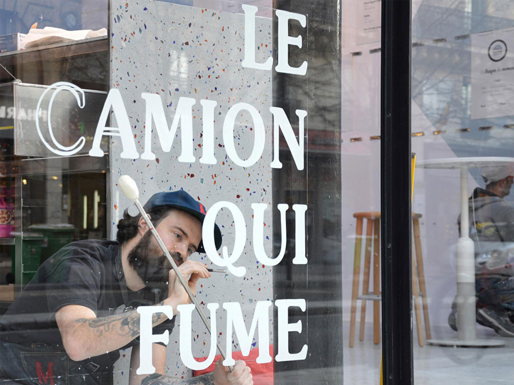 Cet artiste est peintre en lettres !