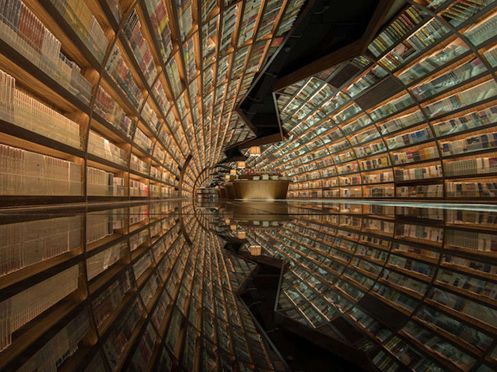 Cette extraordinaire librairie circulaire propose un tunnel de livres