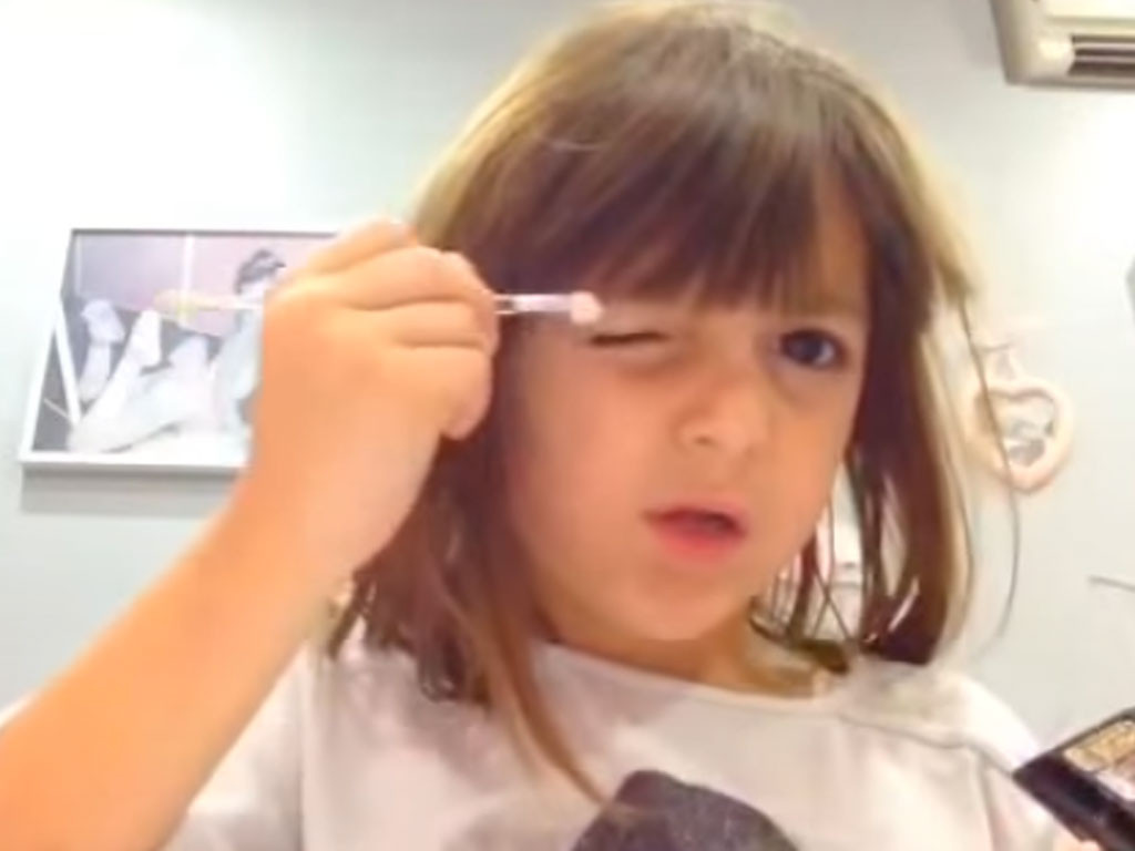 Cette petite fille fait le tuto de maquillage le plus mignon au monde