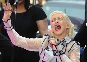 Christina Aguilera chante sous la pluie