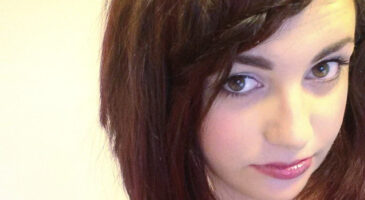 Comment dompter une frange trop longue ?