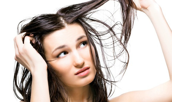 Comment éliminer les cheveux gras ?