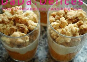 Verrines de crumble d&rsquo;abricots et ses gâteaux roses