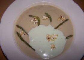 Crème d&rsquo;asperge glacée et pop corn au piment d&rsquo;espelette