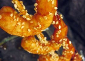 Crevettes au caramel d&rsquo;orange et graînes de sésame grillées