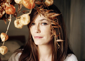 Découvrez le clip « To carry many small things » de Mina Tindle