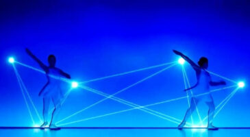 Danse et projections vidéos se conjuguent dans les shows magiques d’Enra