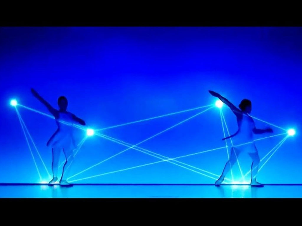 Danse et projections vidéos se conjuguent dans les shows magiques d’Enra