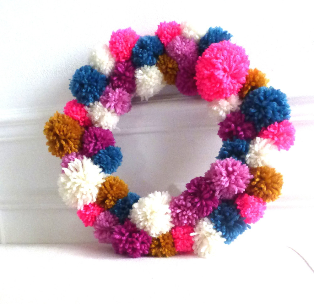 Déco d&rsquo;hiver : La couronne en pompons