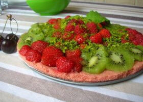 Délice aux fruits rouges sur biscuit rose