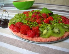 Délice aux fruits rouges sur biscuit rose