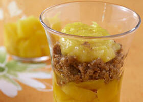 Dés de mangue au pralin et lemon curd