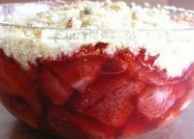 Crumble aux fraises, bananes, rhubarbe et mûres