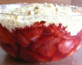 Crumble aux fraises, bananes, rhubarbe et mûres