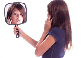 Elle adore son look !!