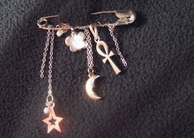 Epingle à nourrice décorée