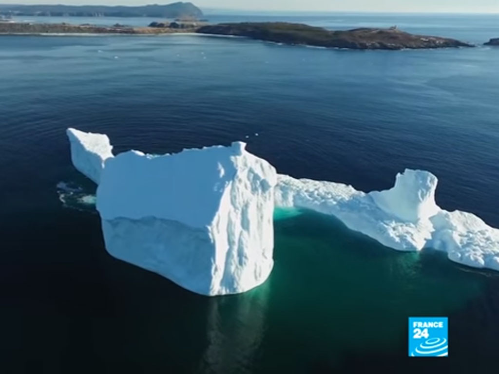 Exceptionnel ! Au Canada, un énorme iceberg attire une foule de curieux