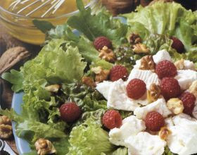 Féta aux framboises et aux noix