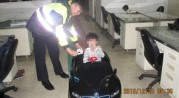 Fou ! Un garçon de 4 ans a conduit seul une voiture-jouet sur 3 km pour acheter des frites