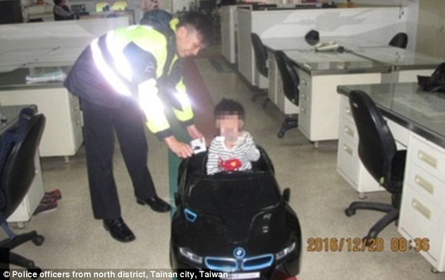 Fou ! Un garçon de 4 ans a conduit seul une voiture-jouet sur 3 km pour acheter des frites