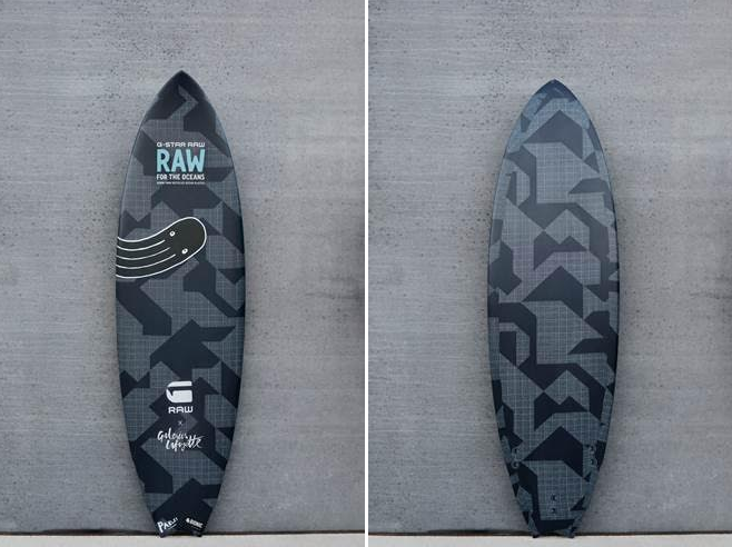 G-Star RAW et les Galeries Lafayette Homme lancent en édition limitée une planche de surf.