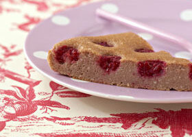 Gâteau fondant aux biscuits roses de Reims et framboises