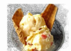 Glace au chocolat blanc et fraises séchées