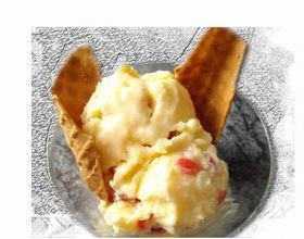 Glace au chocolat blanc et fraises séchées