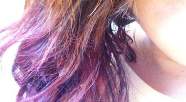 Je suis une adulte aux cheveux roses